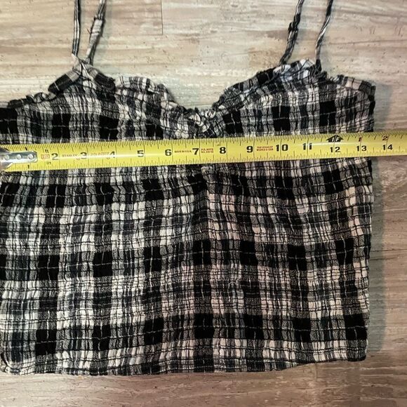 Aeo Sweetheart neck Skinny straps
Ruched details
Smocked details
Plaid pattern - Picture 7 of 8